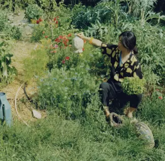 une femme dans un jardin